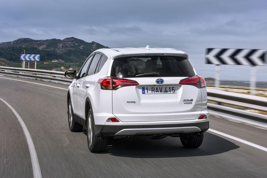  Toyota RAV4 Hybrid 2015 года  (WW) (фото 29 из 38)